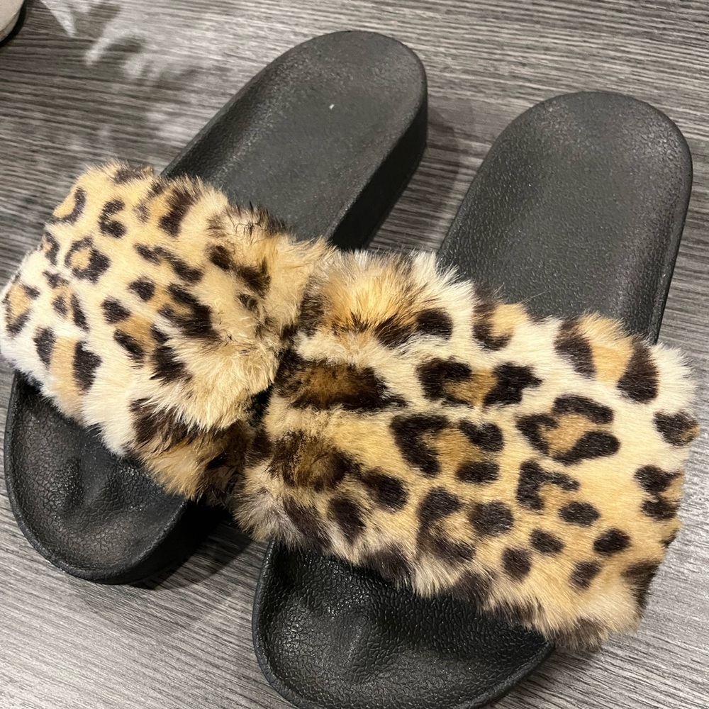 Size 8 Cheetah Slides